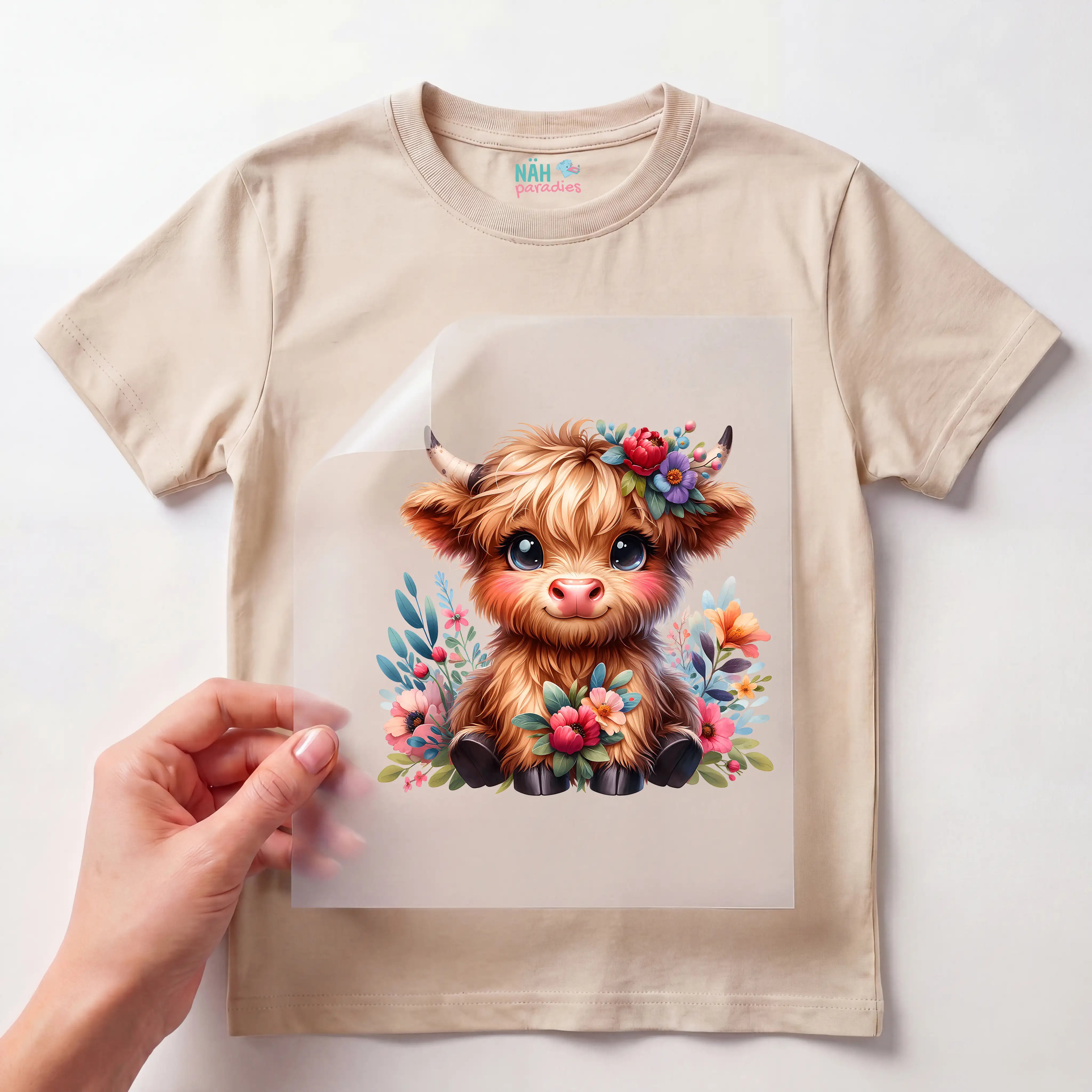 Bügelbild Highland Kuh Frida mit Frühlingsblumen