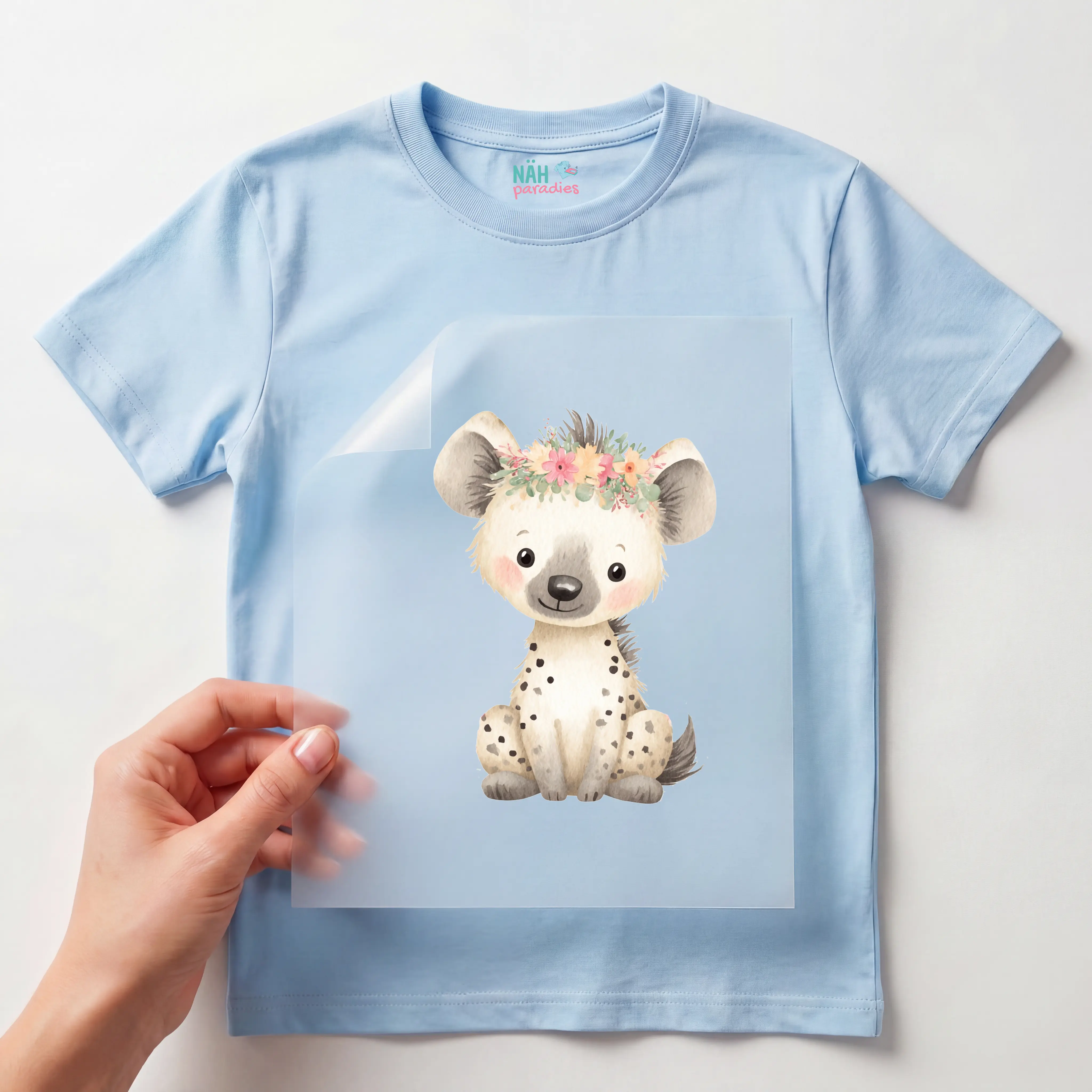 Bügelbild Hyänenbaby mit Blumenkranz