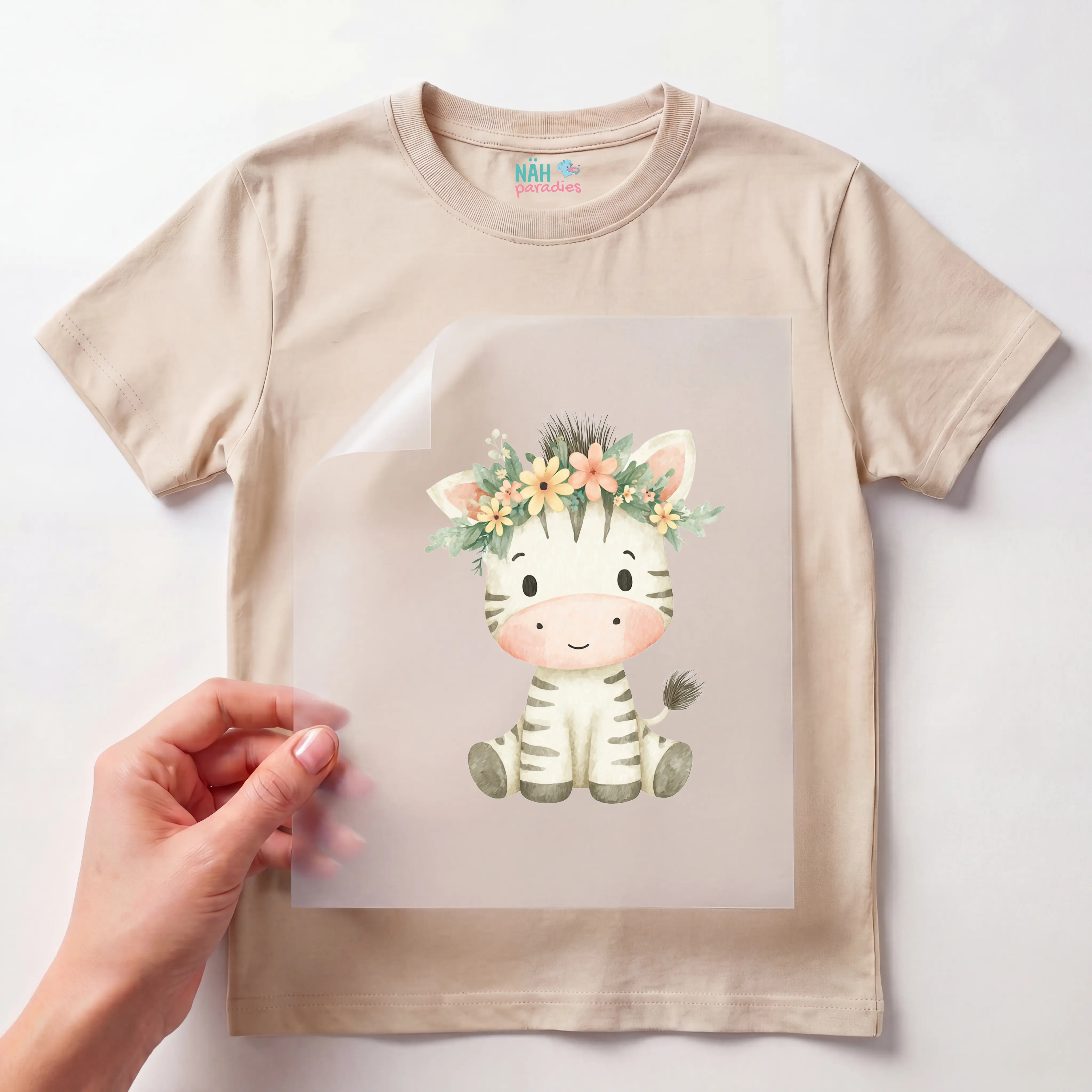 Bügelbild Zebra sitzend mit Blumenkranz