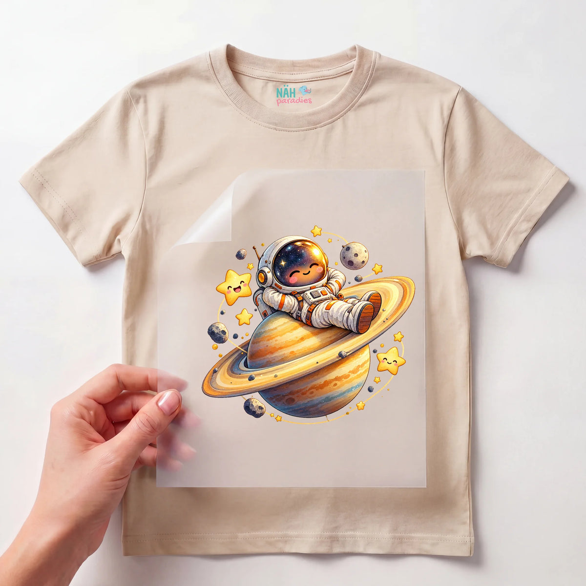 Bügelbild Astronaut liegt auf Saturn
