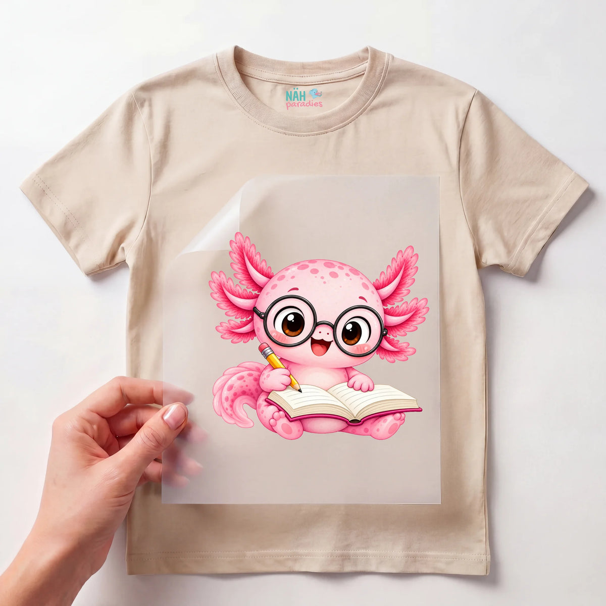 Bügelbild Axolotl mit Brille schreibt