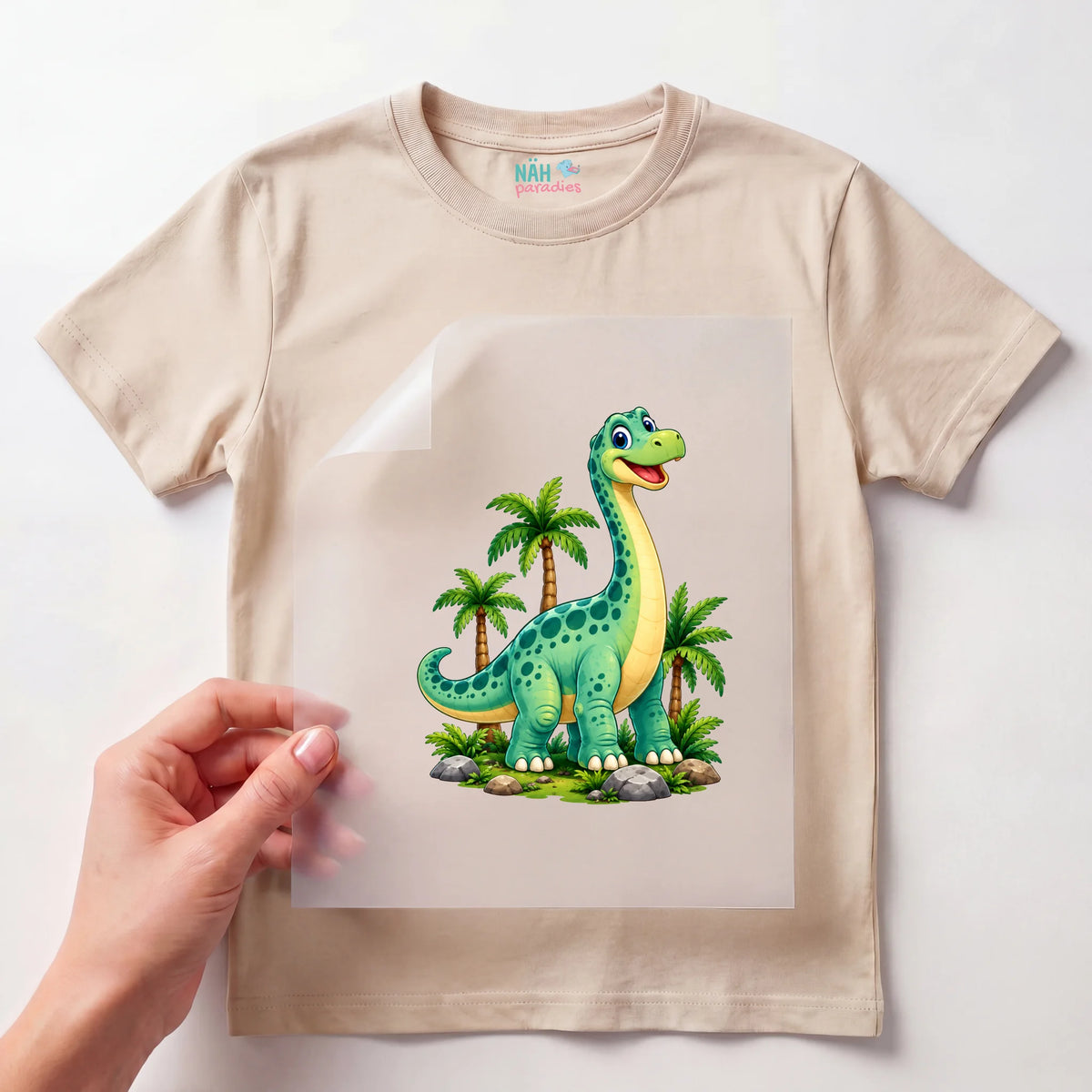 Bügelbild Brachiosaurus Baby mit Palmen