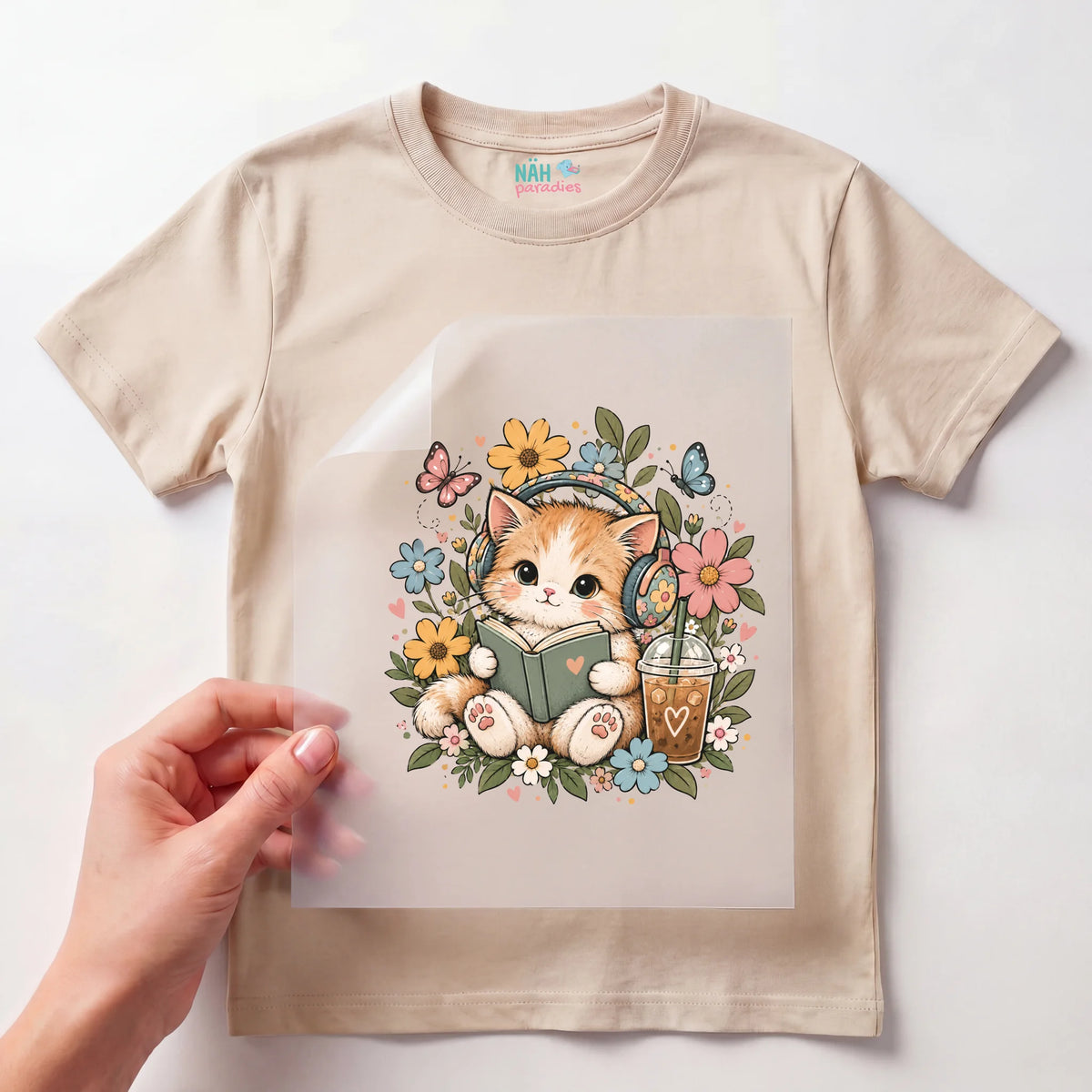 Bügelbild Katze mit Kopfhörer und Buch Blumen