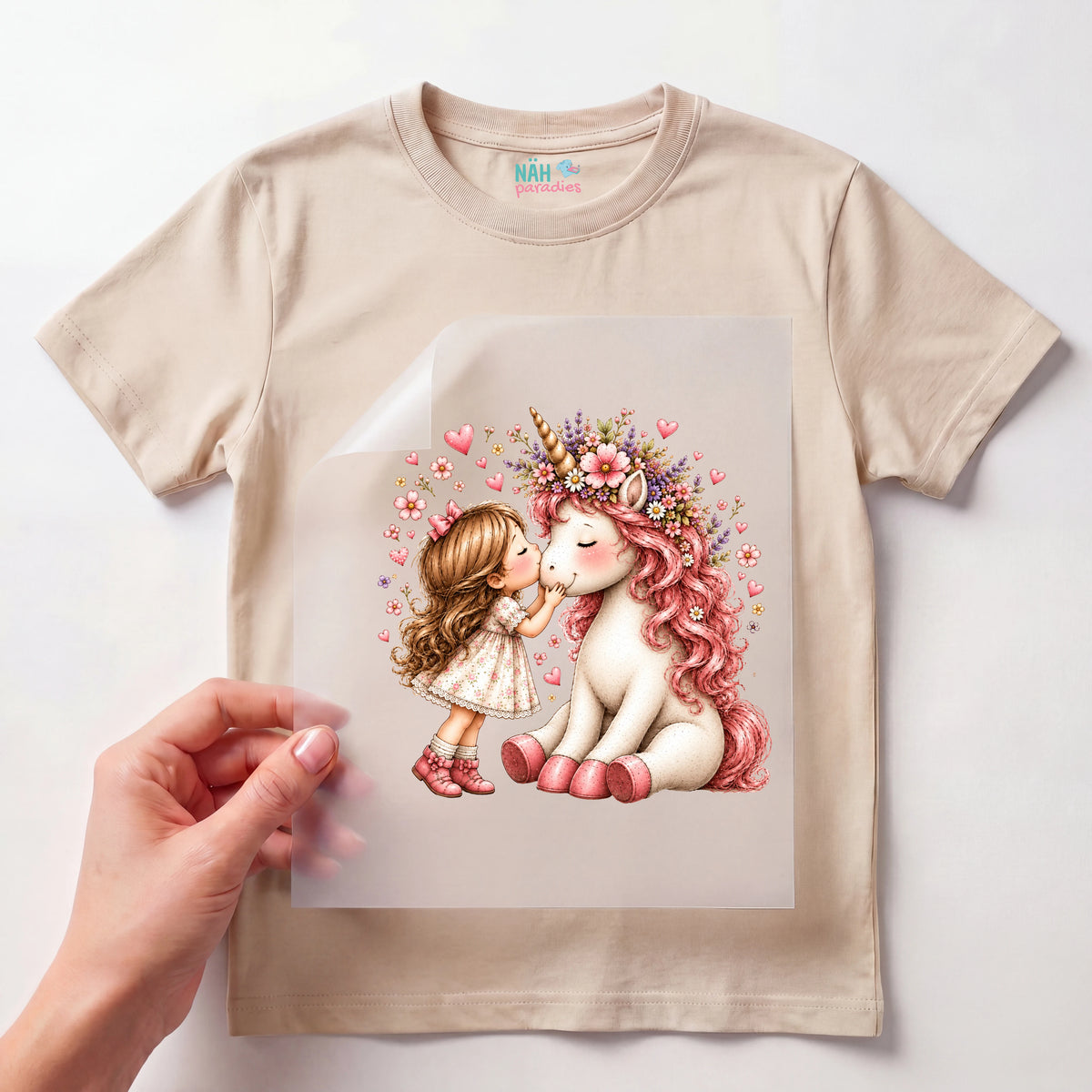 Bügelbild Mädchen küsst Einhorn
