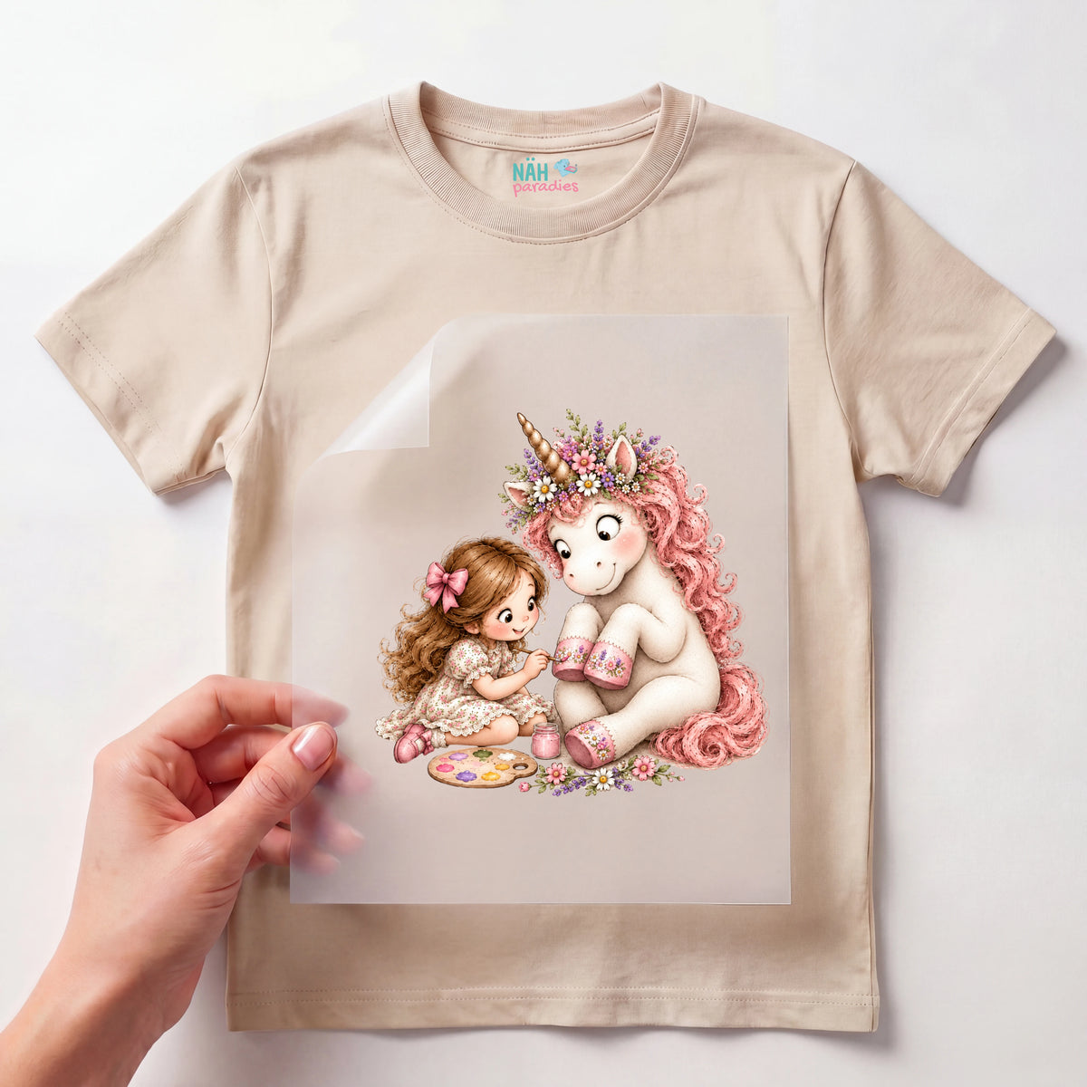 Bügelbild Mädchen malt mit Einhorn