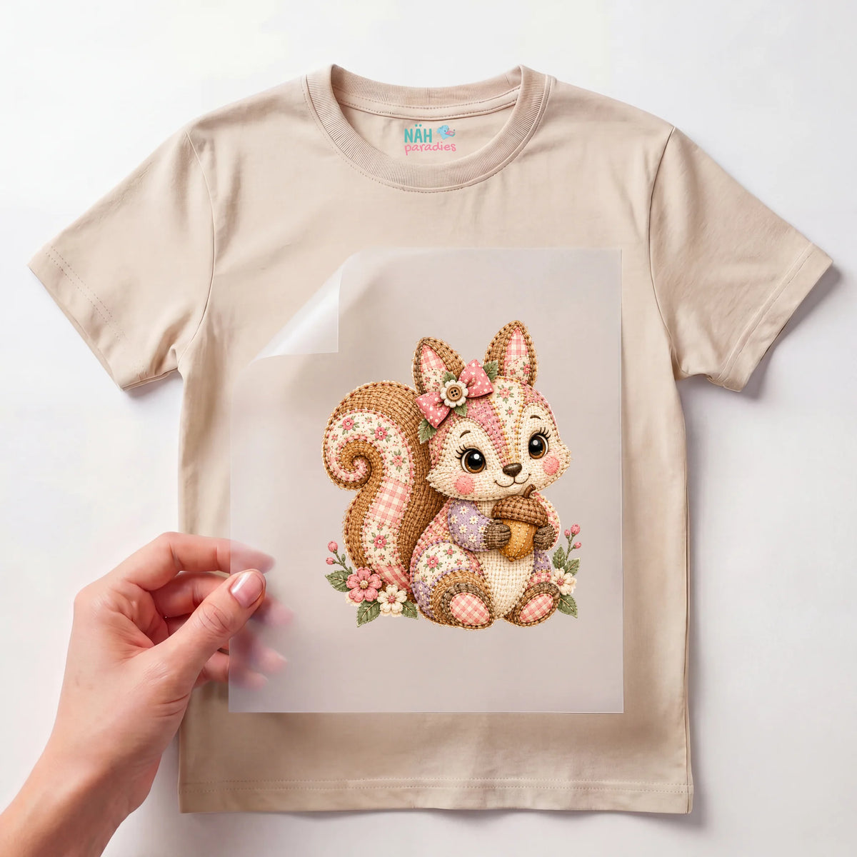Bügelbild Patchwork Eichhörnchen mit Eichel