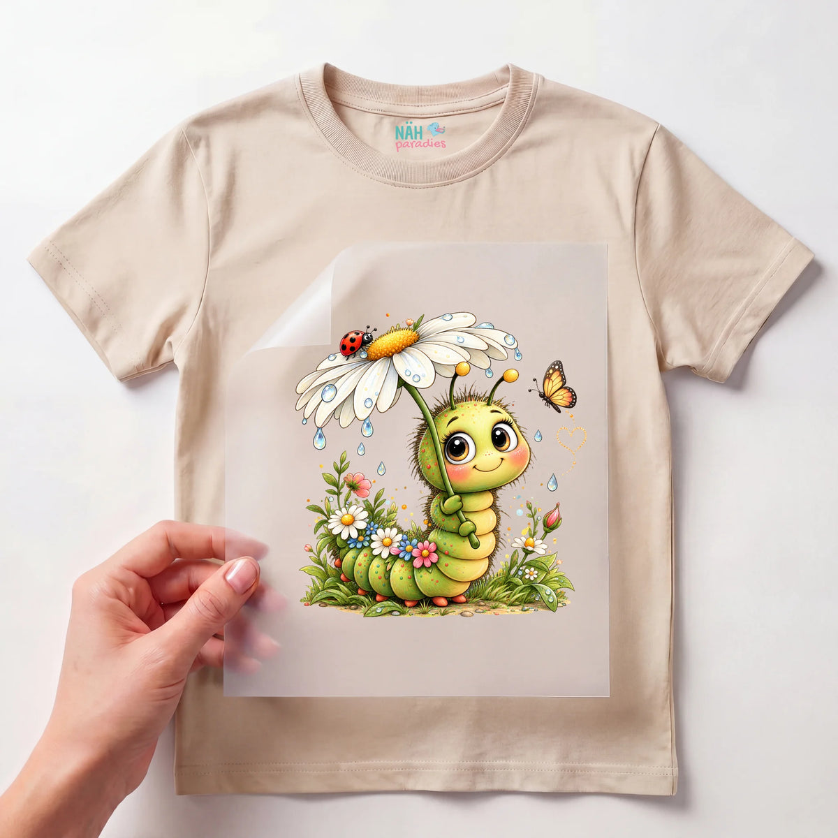 Bügelbild Raupe unter Gänseblümchen