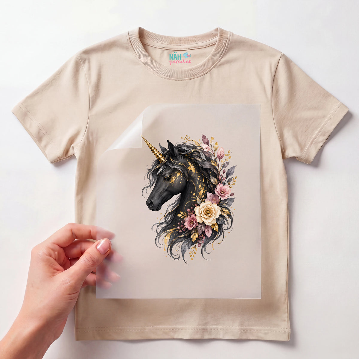 Bügelbild Schwarzes Einhorn mit Rosen