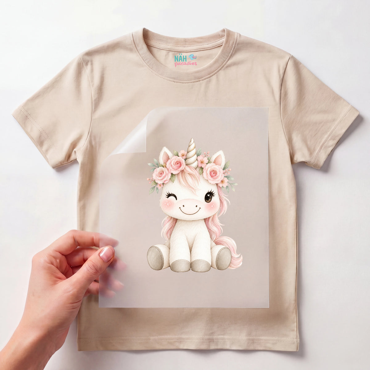Bügelbild Sitzendes Einhorn mit Rosen