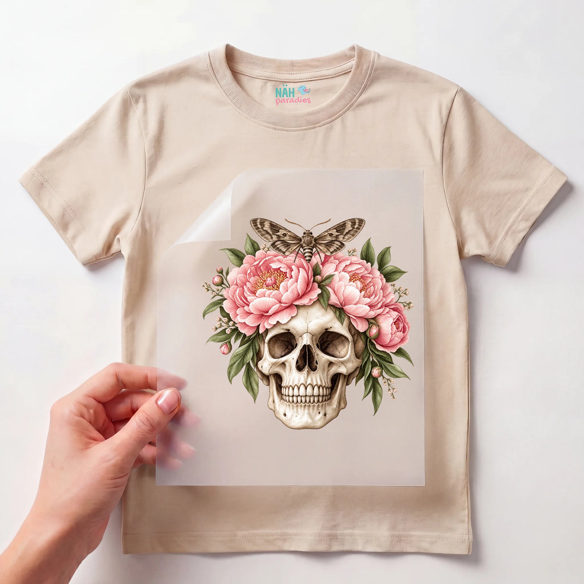 Bügelbild Totenkopf mit Pfingstrosen und Motte