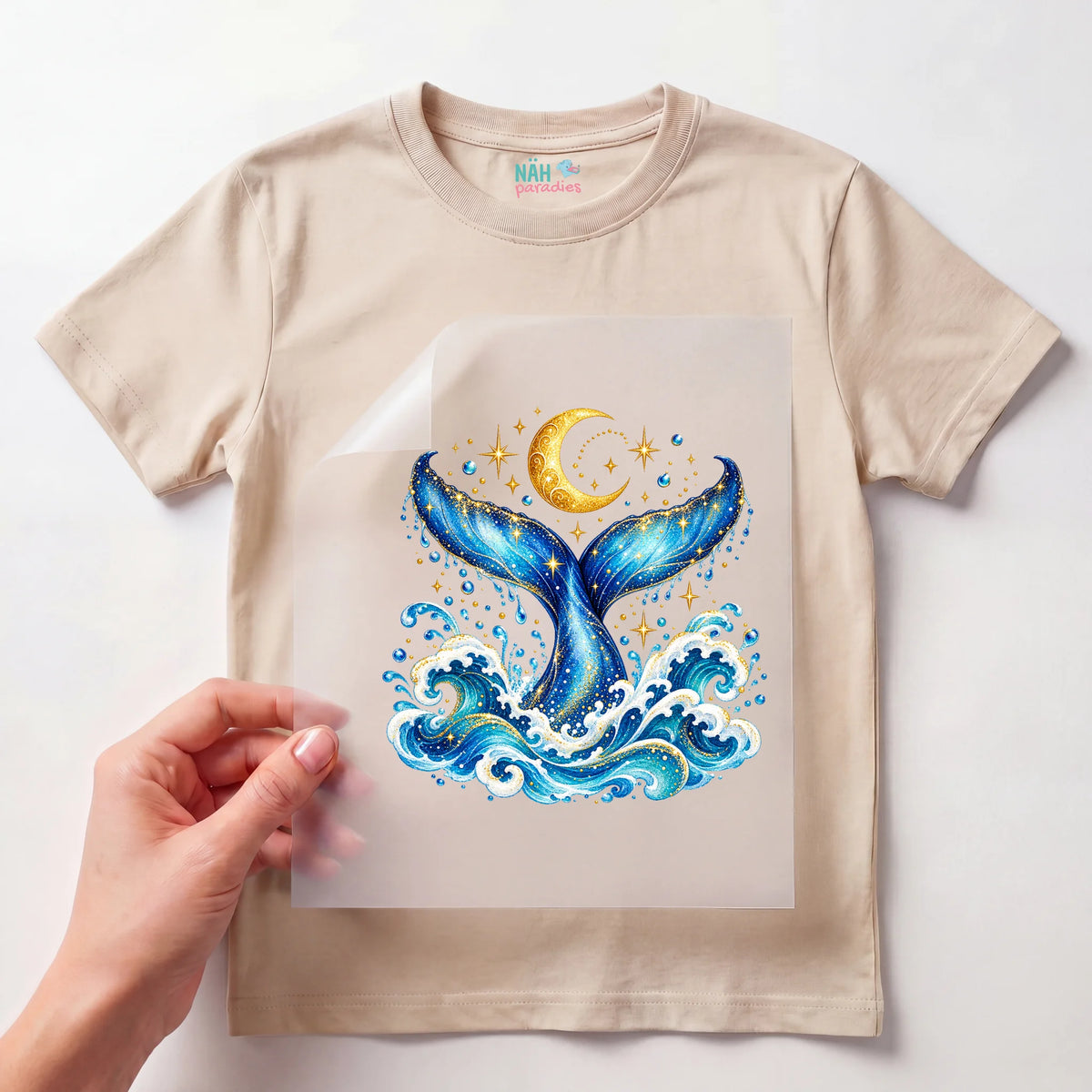 Bügelbild Walflosse mit Mond Blau Gold