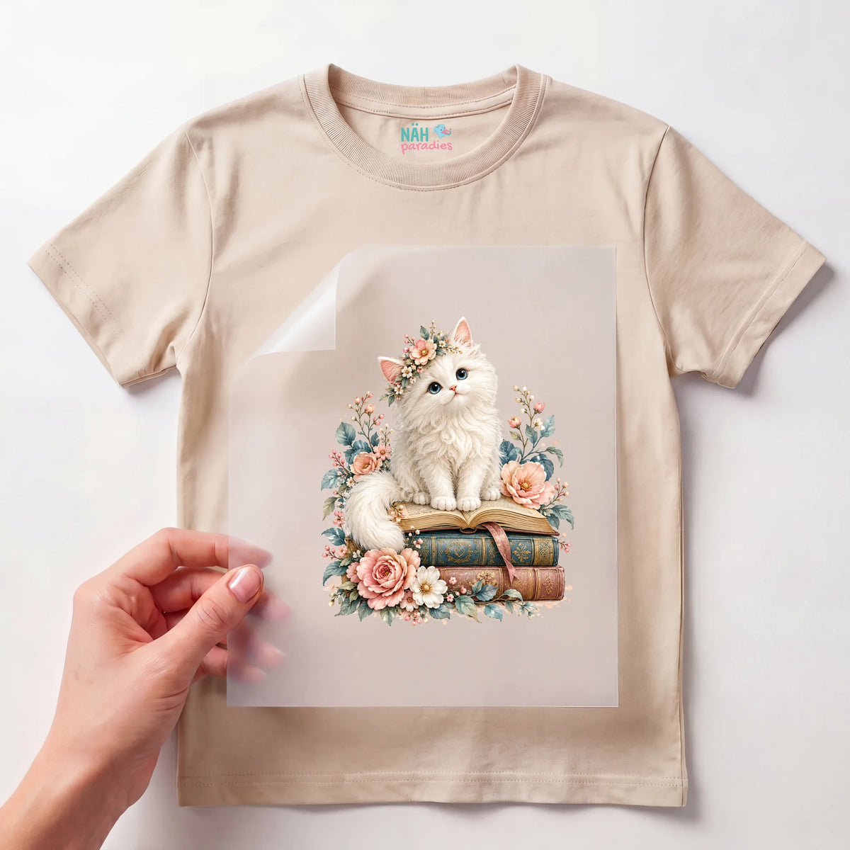 Bügelbild Weiße Katze auf Büchern mit Blumen