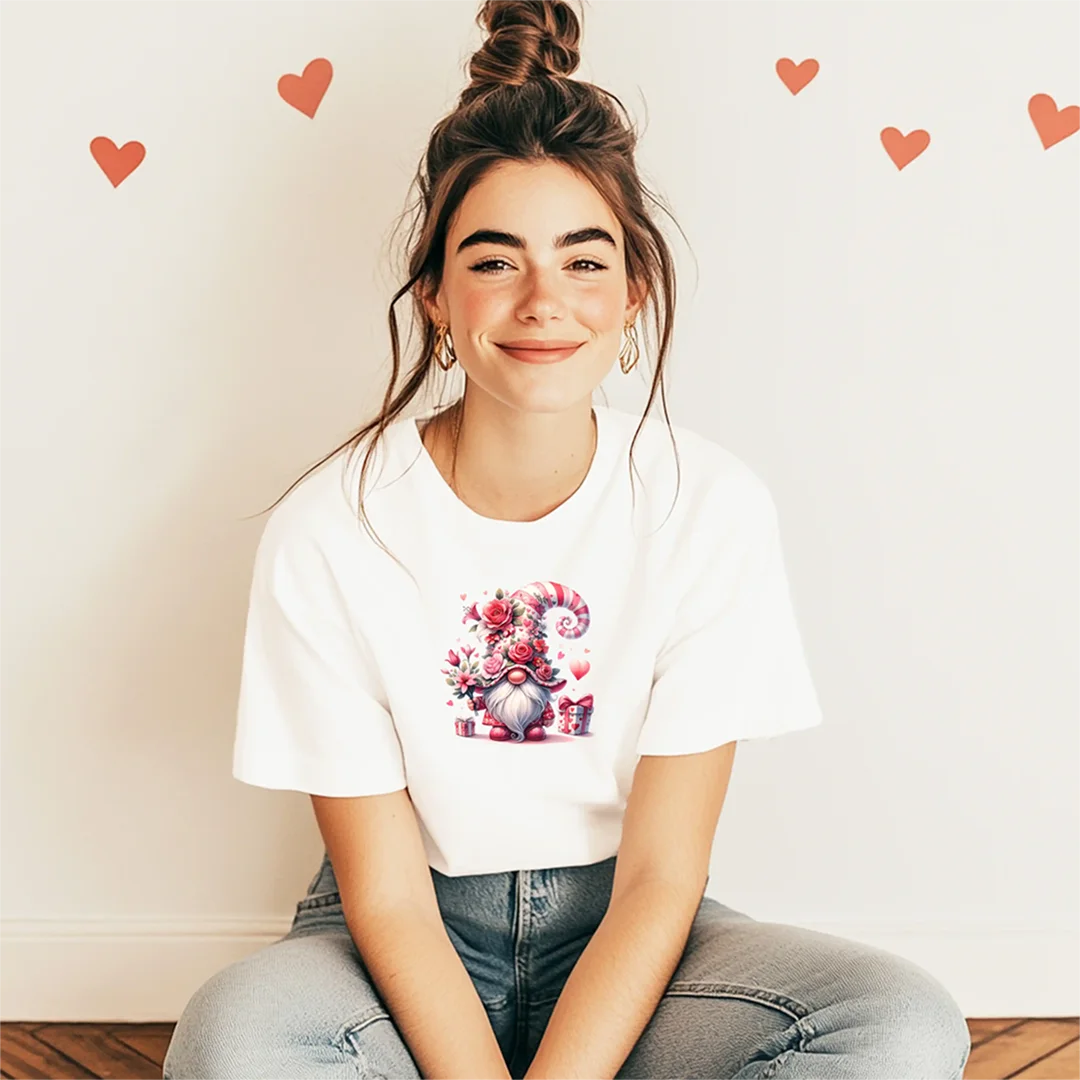 Bügelbild Blumen-Zwerg Amor – Hochwertiger DTF Textildruck für Kleidung, DIY Aufbügler für T-Shirts, Pullover & mehr