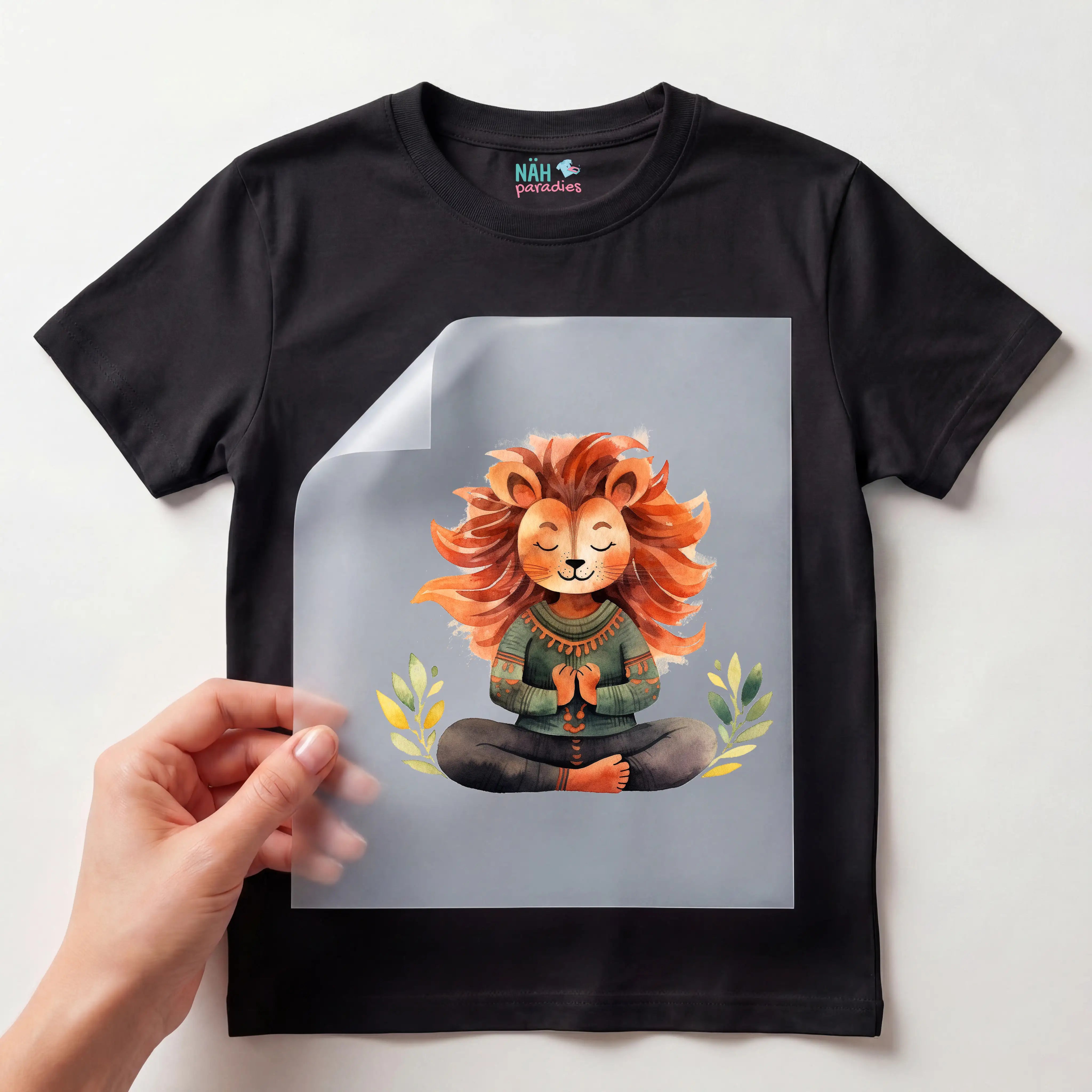 Bügelbild Yoga Löwe Zena