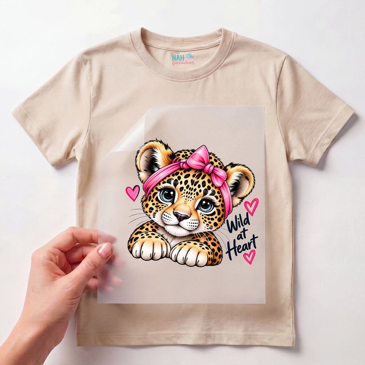 Bügelbild Niedlicher Leopard mit rosa Schleife