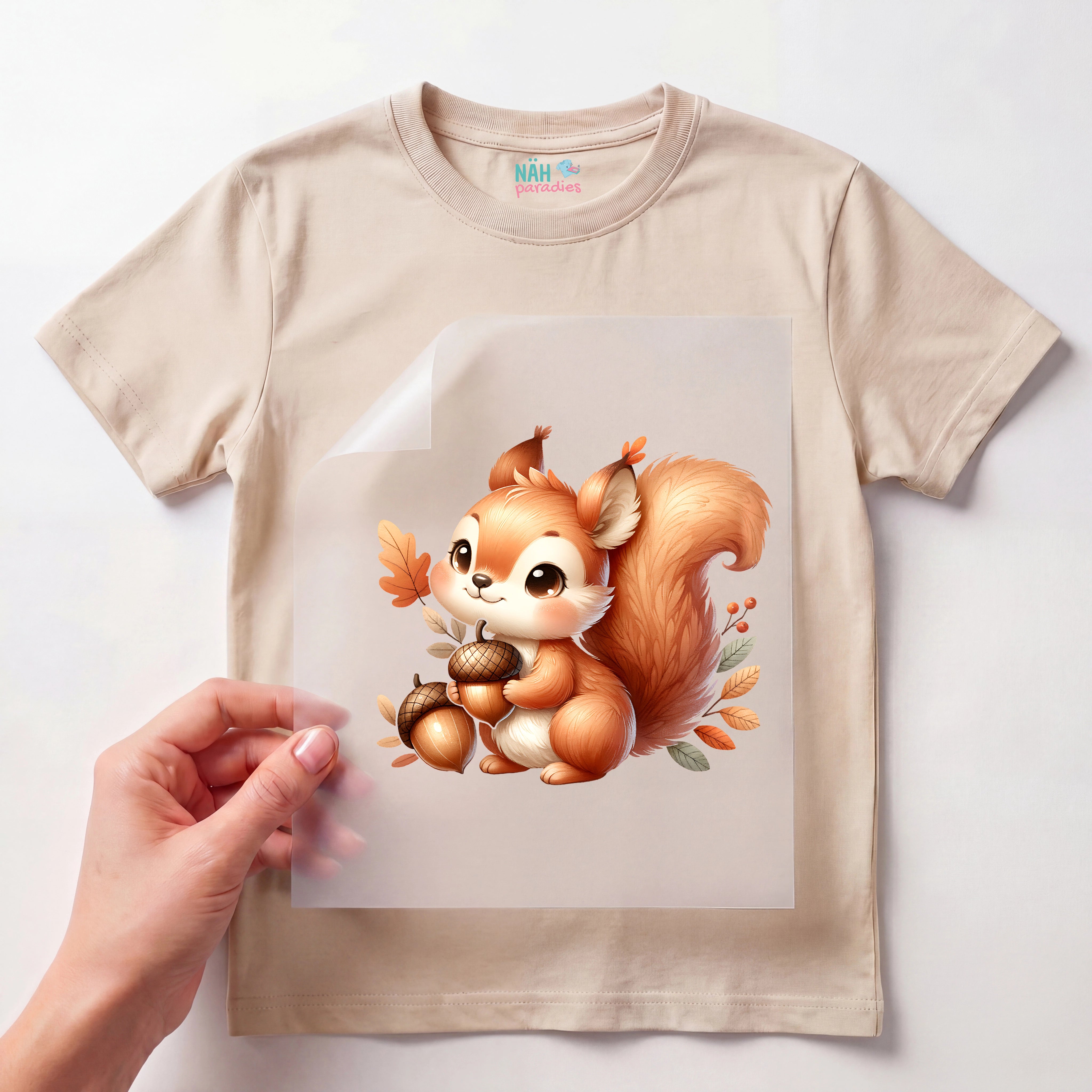 Bügelbild Eichhörnchen mit Eichel