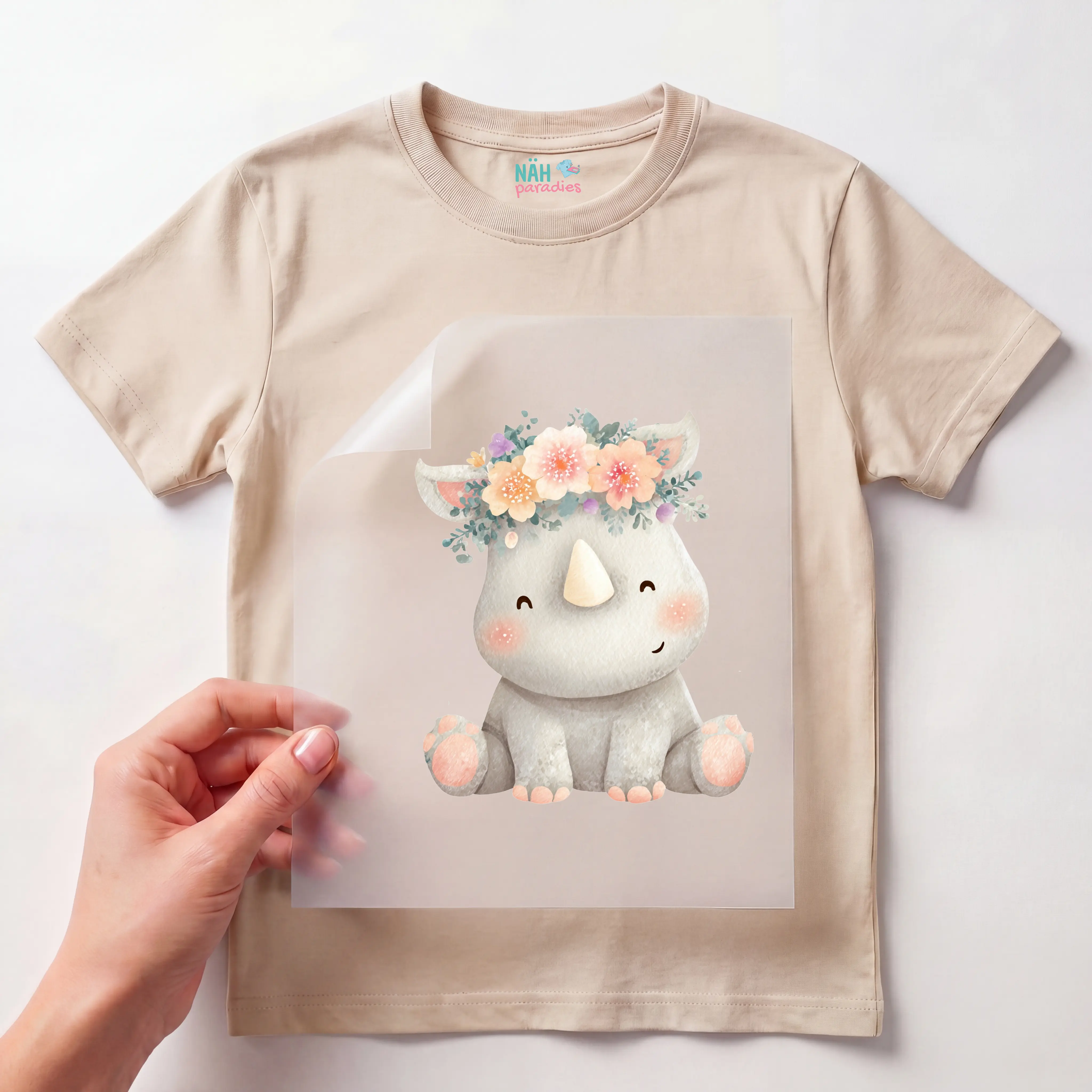 Bügelbild Nashorn sitzend mit Blumenkranz