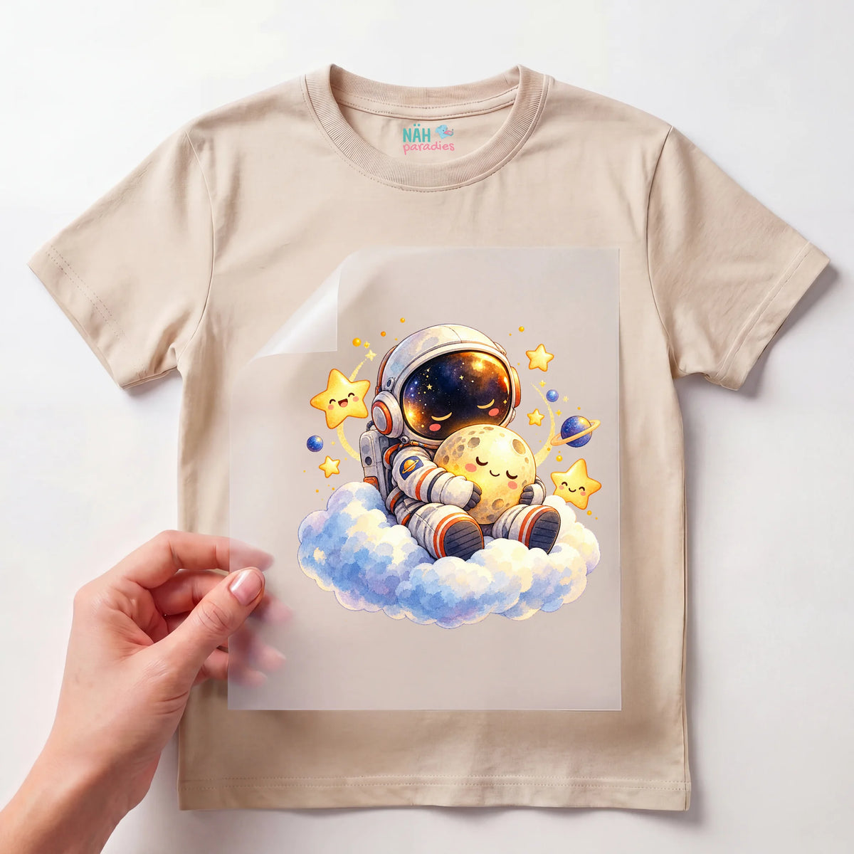 Bügelbild Astronaut kuschelt Mond auf Wolke