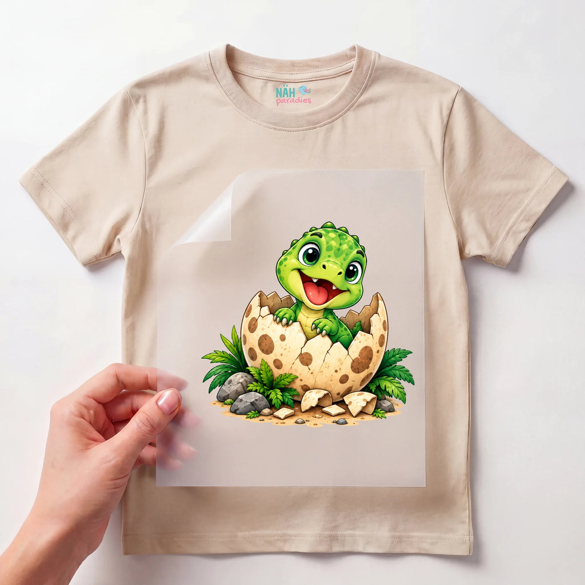Bügelbild Baby Dino schlüpft aus Ei