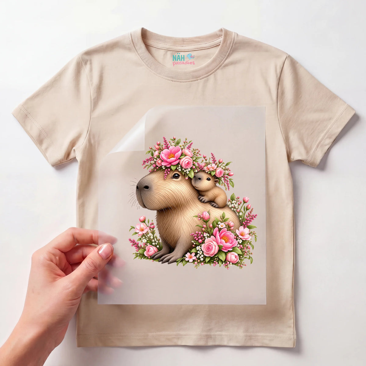 Bügelbild Capybara mit Baby und Blumen