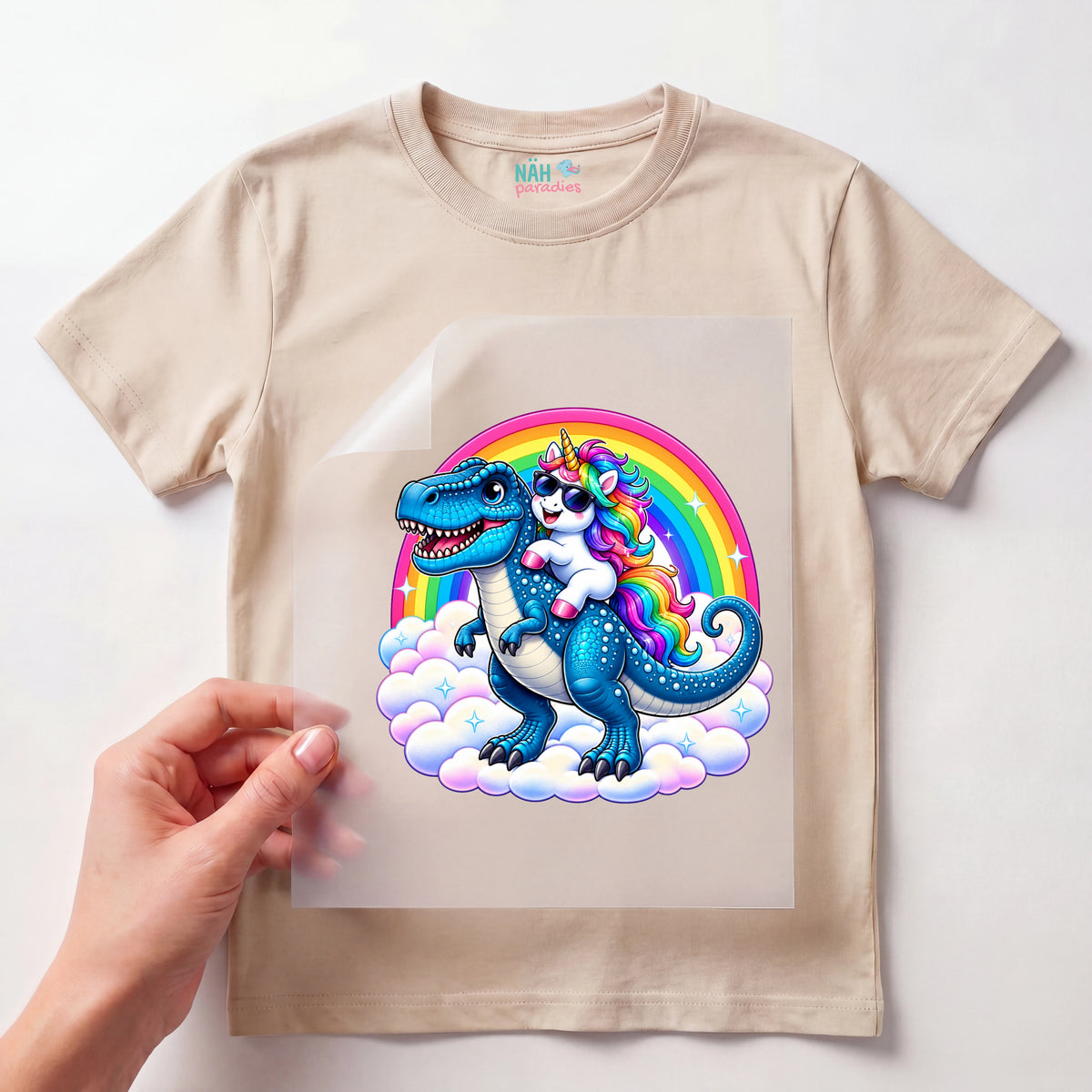 Bügelbild Einhorn reitet Dinosaurier