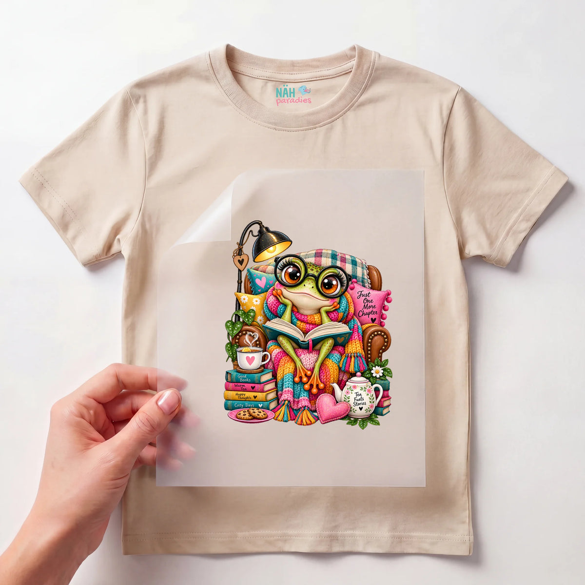 Bügelbild Frosch mit Buch und Tee Gemütlich