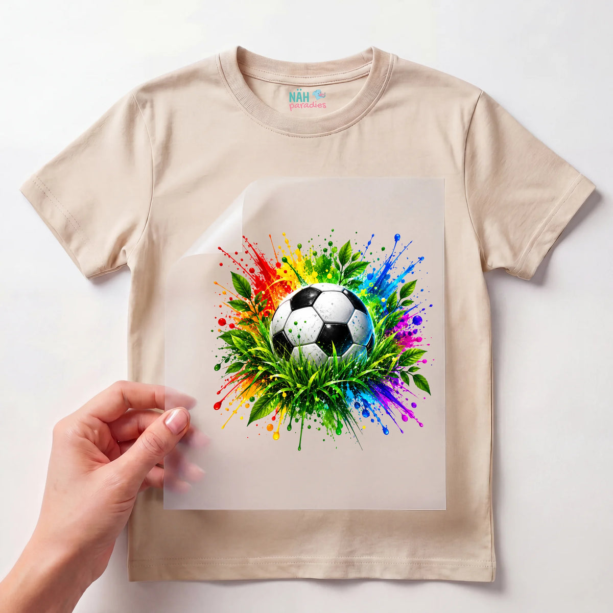 Bügelbild Fußball im Gras Farbspritzer
