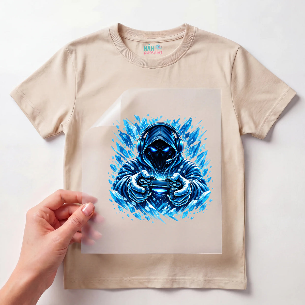 Bügelbild Gamer mit Controller Eis Blau