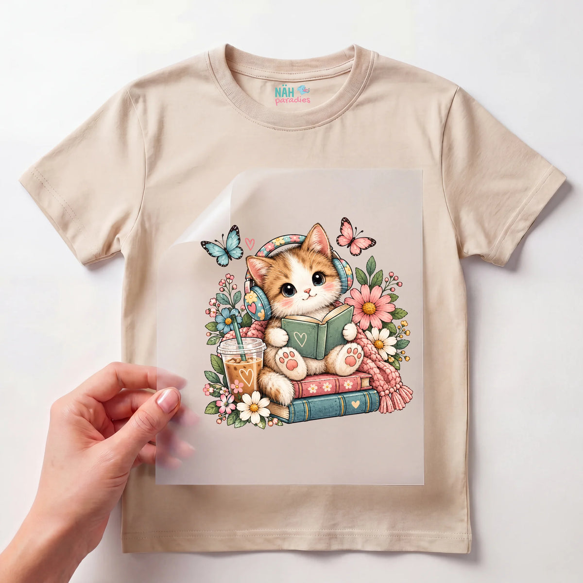 Bügelbild Katze mit Kopfhörer auf Büchern Rosa