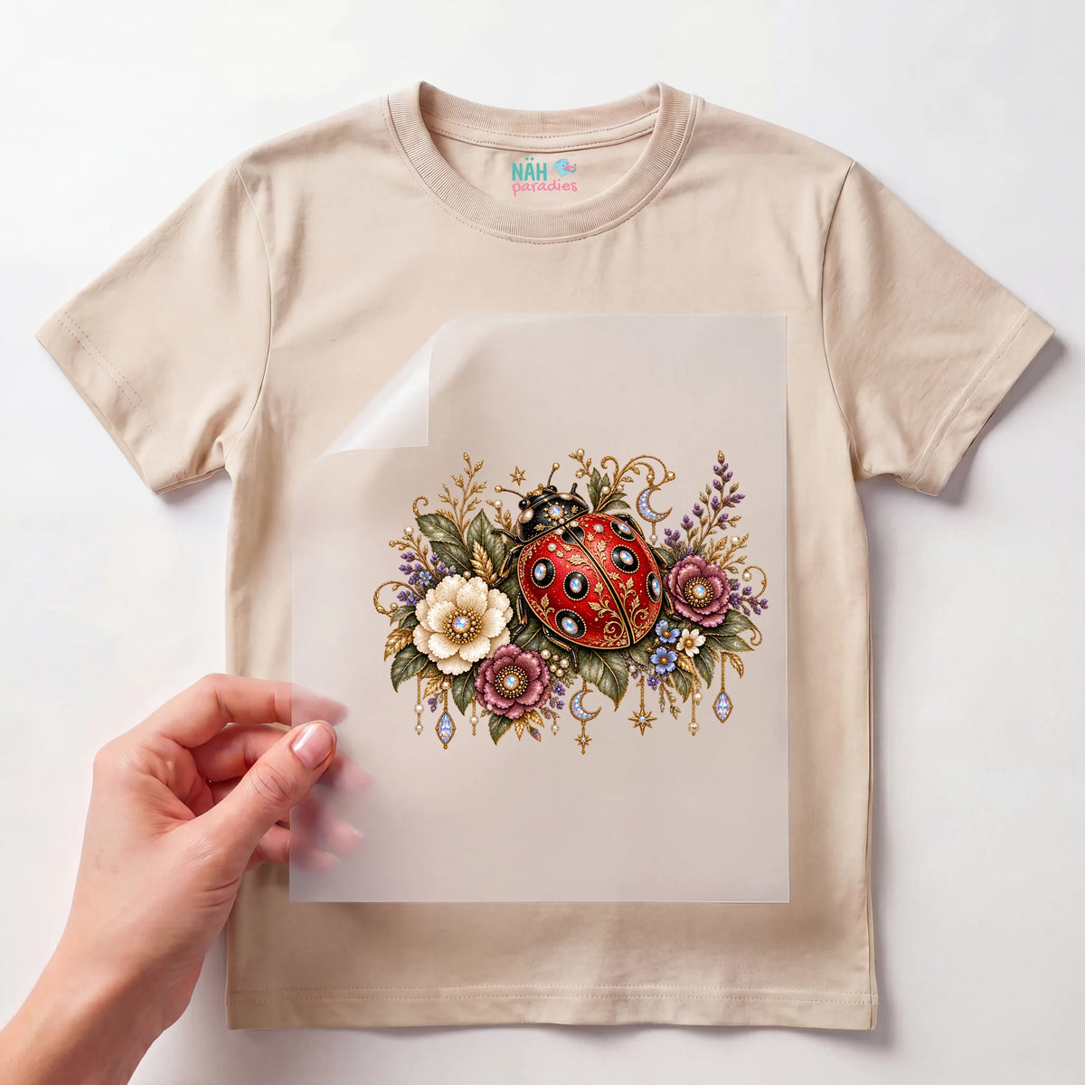 Bügelbild Marienkäfer mit Blumen und Kristallen