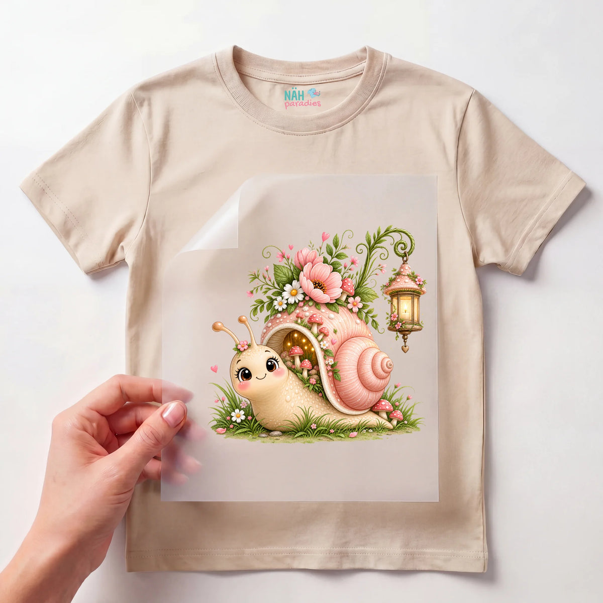 Bügelbild Schnecke mit Blumenhaus und Laterne