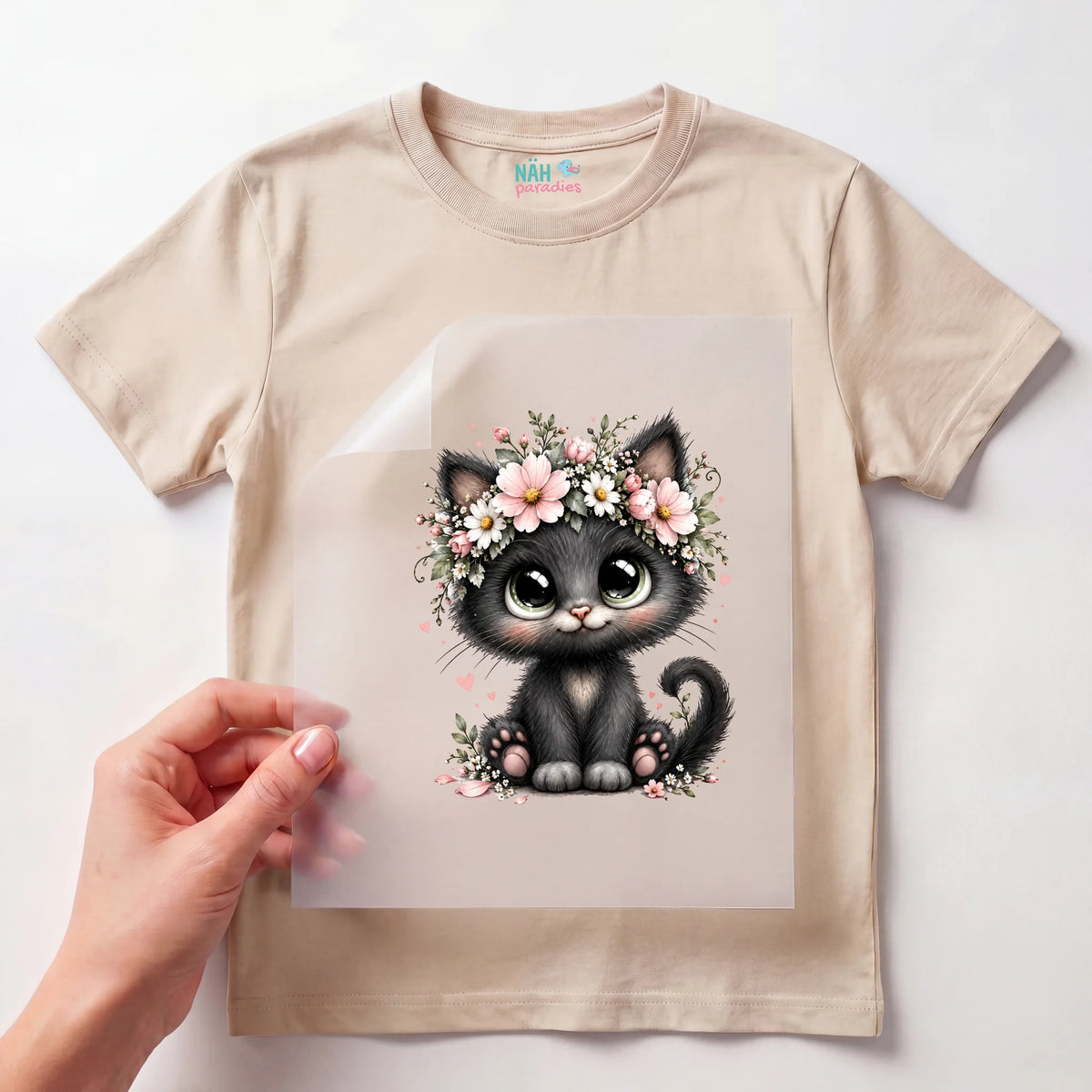 Bügelbild Schwarze Katze mit Blumenkranz
