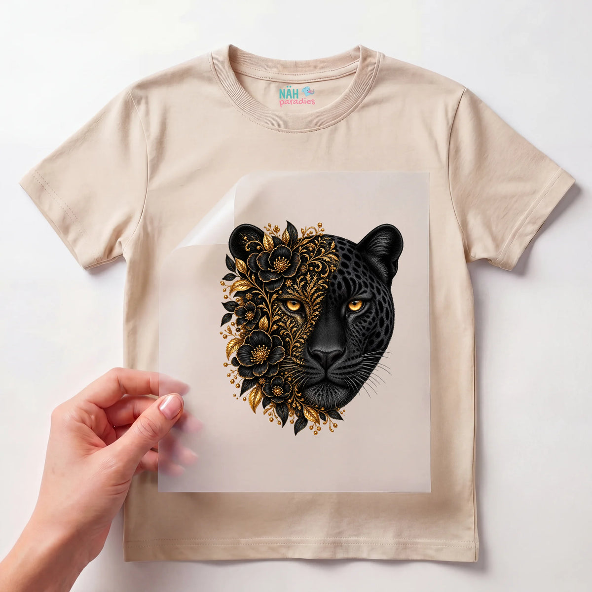 Bügelbild Schwarzer Panther mit Goldblumen