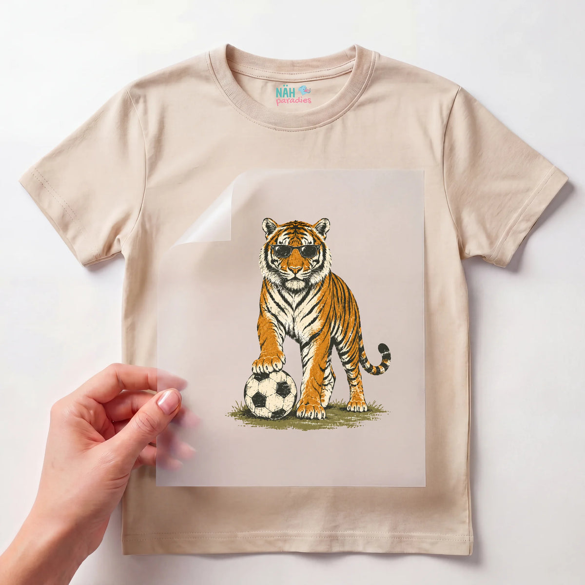 Bügelbild Tiger mit Fußball und Sonnenbrille